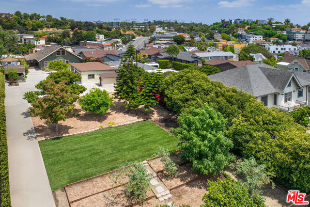 844 E Kensington Road, Los Angeles CA: https://media.crmls.org/mediaz/25b0be94-edb2-4165-ac08-000b1596284a.jpg