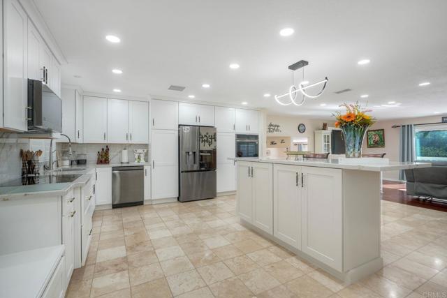 Detail Gallery Image 4 of 59 For 10629 Meadow Glen Way E, Escondido,  CA 92026 - 4 Beds | 2/1 Baths