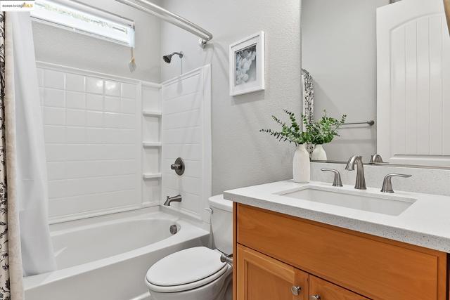 1627 Healing Rock Ct, Brentwood CA: https://media.crmls.org/mediaz/25b22eca-a541-409d-989b-be0d079b41ec.jpg
