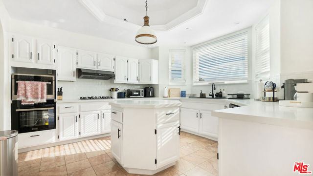 7449 Studio Road, Canoga Park CA: https://media.crmls.org/mediaz/25b26545-1429-41e5-9257-44e7ab5a447e.jpg