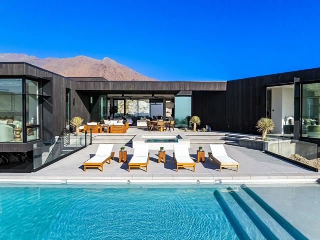 2085 Desert Flower Court, Palm Springs CA: https://media.crmls.org/mediaz/25b266c0-e0e9-4326-98d8-f88d79f574a6.jpg