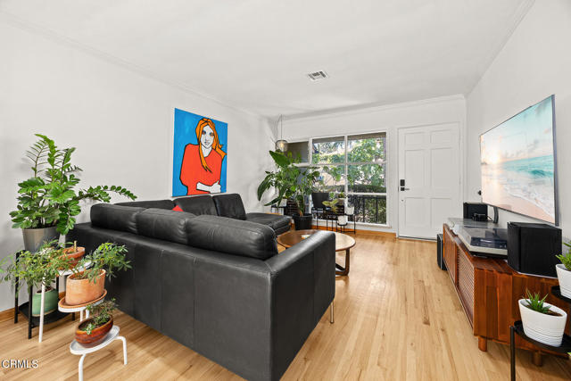 10316 Newhome Avenue, Sunland CA: https://media.crmls.org/mediaz/25b41a60-89e9-4478-8e4f-bdeee97f5329.jpg
