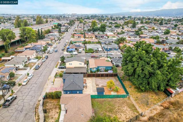 10060 Bernhardt Dr, Oakland CA: https://media.crmls.org/mediaz/25b51c95-0b15-4f43-88cf-a460d9755bd0.jpg