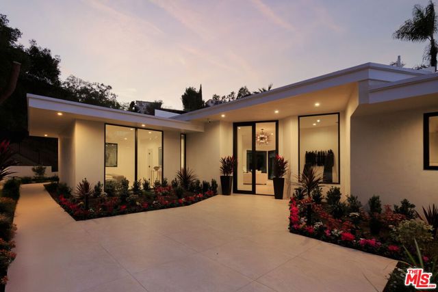 1935 Loma Vista Drive, Beverly Hills CA: https://media.crmls.org/mediaz/25b549a8-5cb8-4255-9523-98ae3d93aebb.jpg