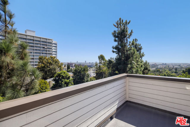 1033 Carol Drive, West Hollywood CA: https://media.crmls.org/mediaz/25b6032e-62b6-4f0d-9bbf-612d09e1eb4f.jpg