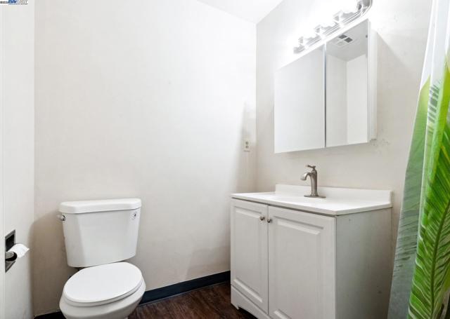424 Staten Ave, Oakland CA: https://media.crmls.org/mediaz/25b60b7b-1739-44b3-8fbf-25d0cc0b08ec.jpg