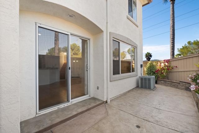 10960 Ivy Hill Dr, San Diego CA: https://media.crmls.org/mediaz/25b67d23-1132-488d-be0e-2eb3d1aca2e2.jpg