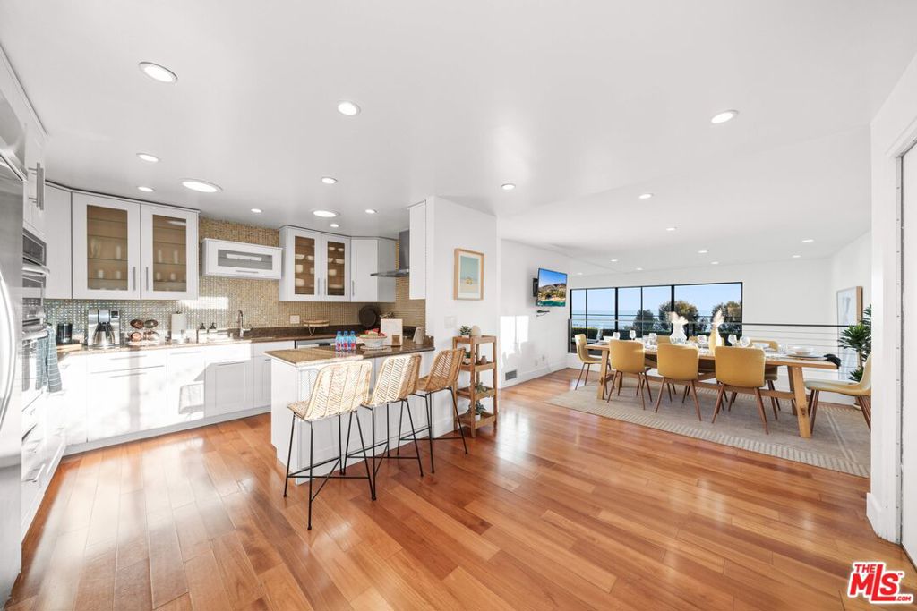 https://media.crmls.org/mediaz/25b6af7d-4c35-4433-abf3-440f49afa916.jpg?preset=X-Large