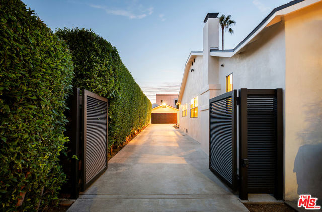 5319 West Boulevard, Los Angeles CA: https://media.crmls.org/mediaz/25b77f49-dc79-4f51-b60d-5aef9b0ec35f.jpg