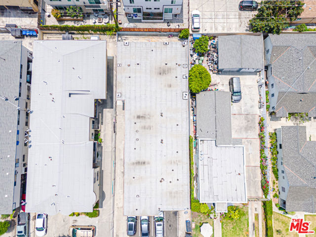 4546 W 17th Street, Los Angeles CA: https://media.crmls.org/mediaz/25b83d17-74ab-4f34-b7c2-21098f10bf85.jpg