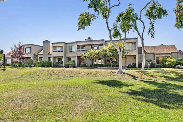 1026 Trellis Ln, Alameda CA: https://media.crmls.org/mediaz/25b8d333-0a35-4794-99ed-20afccf3c54c.jpg