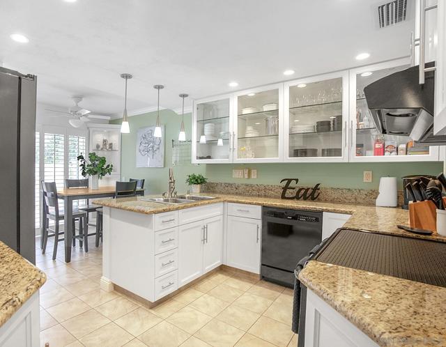 731 Edgewater Dr, Chula Vista CA: https://media.crmls.org/mediaz/25b94731-9b20-45e8-a082-6c43e1a93bc6.jpg