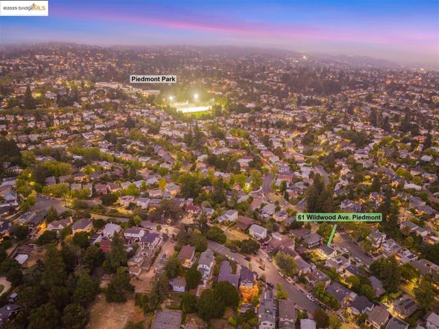 61 Wildwood Ave, Piedmont CA: https://media.crmls.org/mediaz/25b97827-cd12-481d-8b8a-459bf1d5516b.jpg