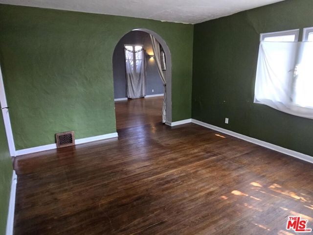 143 S Highland Avenue, Los Angeles CA: https://media.crmls.org/mediaz/25b9d92a-9830-4fc2-8a33-16cdc43738ce.jpg