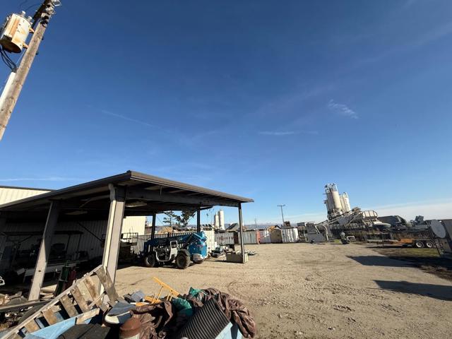 1347 Harkins Road, Salinas CA: https://media.crmls.org/mediaz/25b9ed1c-6c35-40b8-b331-16a6b1872d46.jpg