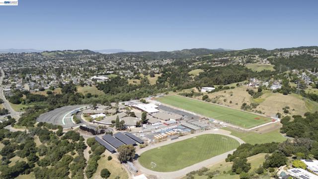 5354 Greenridge Rd, Castro Valley CA: https://media.crmls.org/mediaz/25ba4371-dd00-435b-9d90-da1c1ab440d1.jpg