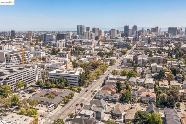 557 33Rd St, Oakland CA: https://media.crmls.org/mediaz/25ba6038-4321-4b33-a3b0-fb04eba41392.jpg