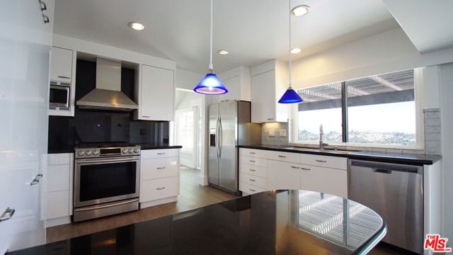 Drew Fenton | 2724 Angelo Drive Los Angeles CA | MLS: 7438883