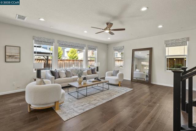 589 W Huntington Ave, Mountain House CA: https://media.crmls.org/mediaz/25babfde-2f85-4023-a43a-3bf06de9b1df.jpg