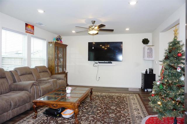 405 Greene Way, Los Banos CA: https://media.crmls.org/mediaz/25bb1c10-d506-4b09-87f5-b011849aeb75.jpg