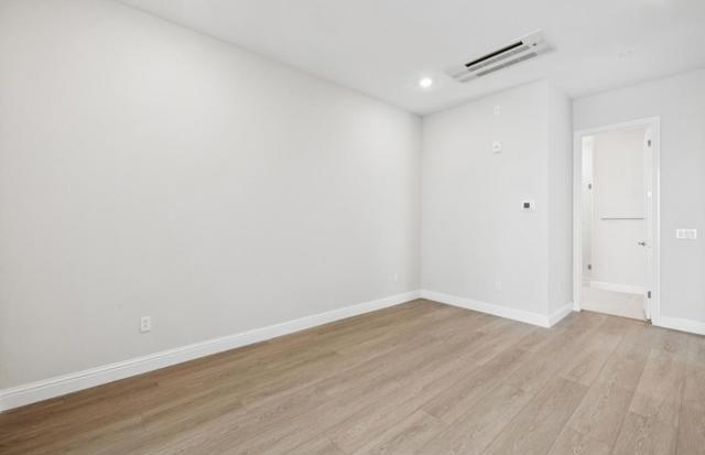 2425 Willow Way, San Mateo CA: https://media.crmls.org/mediaz/25bb4205-72bf-4fa9-be1f-f6de2e52b891.jpg