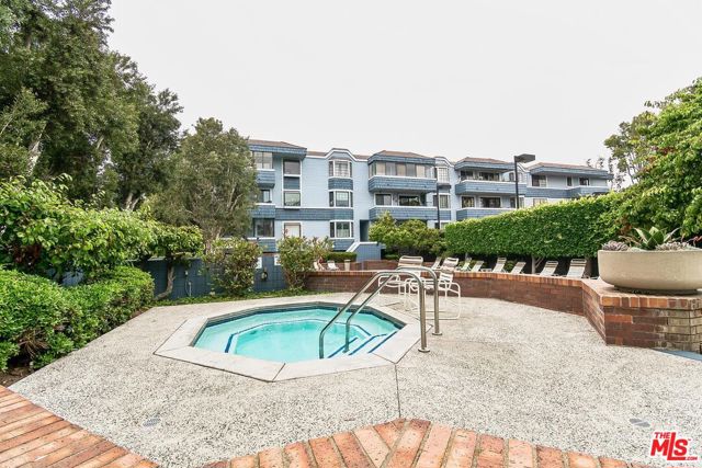 311 Bora Bora Way, Marina del Rey CA: https://media.crmls.org/mediaz/25bbc5fd-81c8-4e10-8241-bde04d005331.jpg