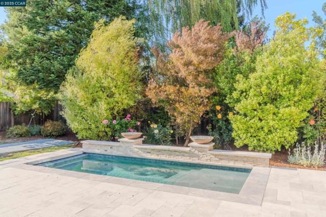 40 Northview Ct, Danville CA: https://media.crmls.org/mediaz/25bbefbe-dafd-4f45-a2eb-7da785cae57d.jpg