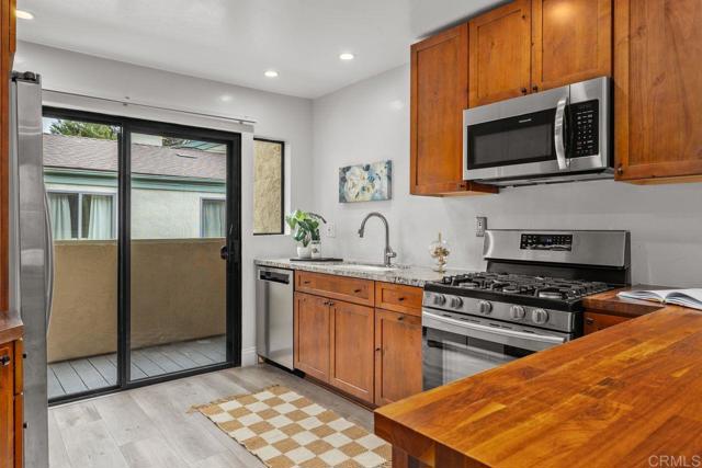3330 Caminito Eastbluff, La Jolla CA: https://media.crmls.org/mediaz/25bc2a54-9508-4e6c-9e15-07c24c0a0301.jpg