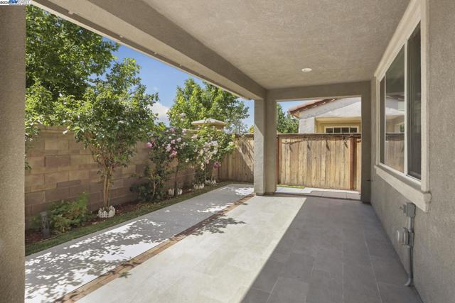 1503 S Oliveira Dr, Mountain House CA: https://media.crmls.org/mediaz/25bc56f5-ab33-4e32-ba8c-3cad48e34d31.jpg
