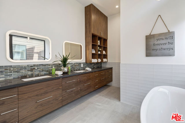 139 Hollister Avenue, Santa Monica CA: https://media.crmls.org/mediaz/25bc5741-931e-4277-be0e-f4a35cd2488f.jpg