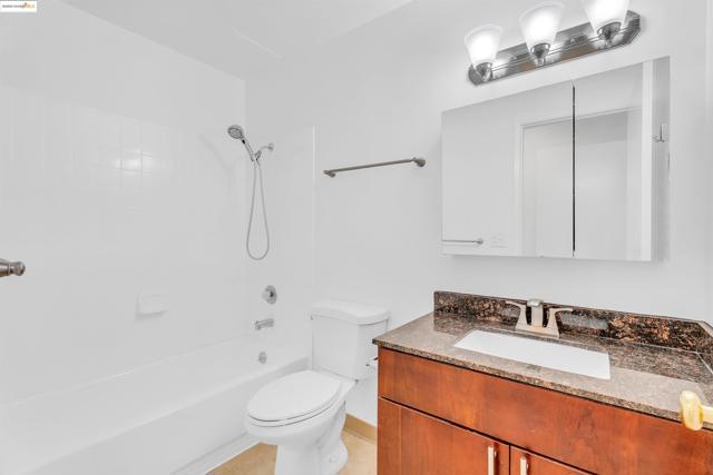 7 Commodore Dr, Emeryville CA: https://media.crmls.org/mediaz/25bc880f-d27c-4da8-99c7-c7a875fc6848.jpg