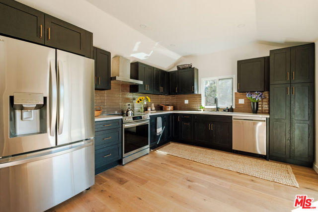 19777 Grand View Drive, Topanga CA: https://media.crmls.org/mediaz/25bd04ec-a279-46ea-b959-f1d6204b14e2.jpg