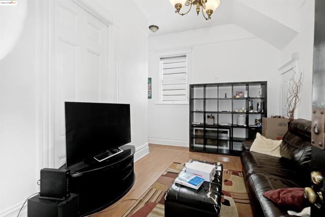 2654 Bush St, San Francisco CA: https://media.crmls.org/mediaz/25bddfae-e6bb-4203-abcb-ce65fcf75650.jpg