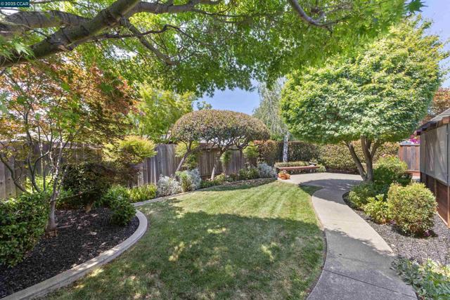 1752 Berrywood Ct, Concord CA: https://media.crmls.org/mediaz/25be6551-10e1-47aa-b5a8-d9a55fbcba12.jpg