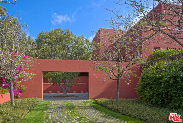 470 Layton Way, Los Angeles CA: https://media.crmls.org/mediaz/25bed8c1-055e-4bb3-8bdd-6be0acea7f29.jpg