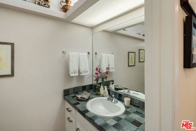 3735 Montuso Place, Encino CA: https://media.crmls.org/mediaz/25bf1354-b7c8-4330-a965-c9c4965b6310.jpg