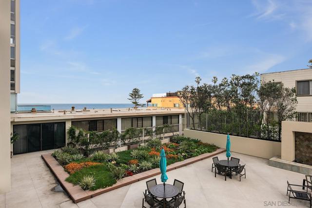 939 Coast Blvd. 5G, La Jolla CA: https://media.crmls.org/mediaz/25bf2e74-6cf7-4922-98a5-a36792d74ed9.jpg