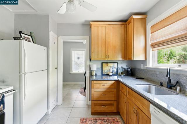 521 C St, Martinez CA: https://media.crmls.org/mediaz/25bfa415-8f5c-46e4-8007-f1862722df0d.jpg