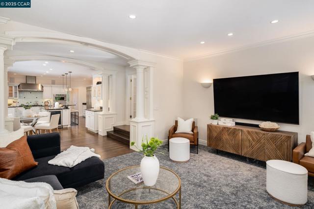 51 Brightwood Cir, Danville CA: https://media.crmls.org/mediaz/25bffdf3-63ee-44f6-813f-1fcde88c298b.jpg