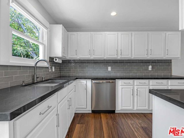 7024 De Longpre Avenue, Los Angeles CA: https://media.crmls.org/mediaz/25c01593-dea0-49d7-a1ec-e8352f01f395.jpg