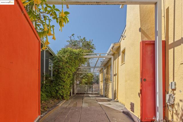 2721 Best Ave., Oakland CA: https://media.crmls.org/mediaz/25c04ff7-1a48-4859-bfe1-d803dda23d57.jpg