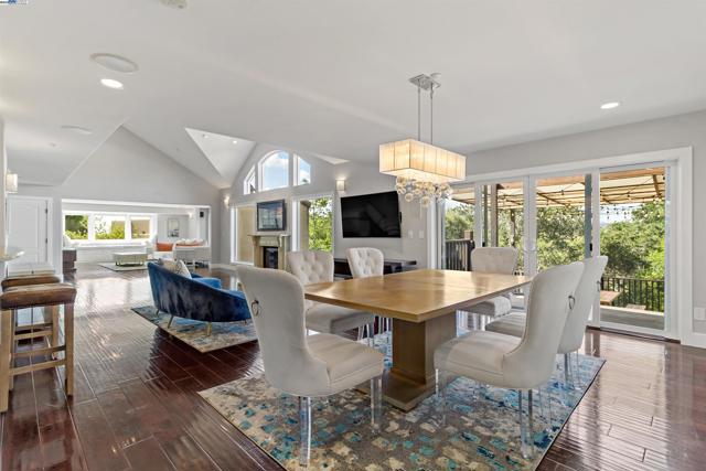 25444 University Ct, Hayward CA: https://media.crmls.org/mediaz/25c0a370-f6d2-4980-bb16-38beb4110e85.jpg