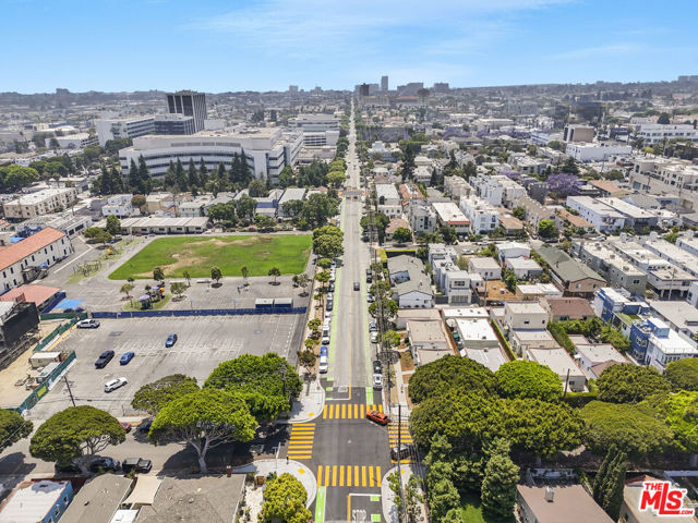 2415 Arizona Avenue, Santa Monica CA: https://media.crmls.org/mediaz/25c0fbd1-c4cc-49ae-86e2-7c022d2be321.jpg