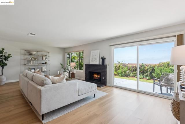 93 Thousand Oaks St, Oakland CA: https://media.crmls.org/mediaz/25c20150-fc07-47df-9ace-6d8f01e67acd.jpg