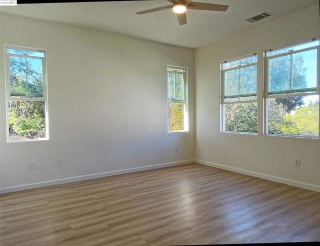 1150 Summer Ln, Richmond CA: https://media.crmls.org/mediaz/25c261ff-1f15-4d6f-836a-b574874cf345.jpg