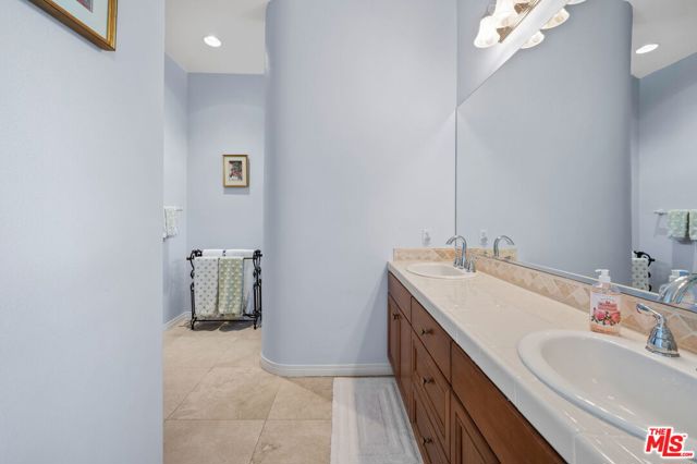 56645 Mountain, La Quinta CA: https://media.crmls.org/mediaz/25c3ee67-374f-4979-ae75-fb532e026fb0.jpg