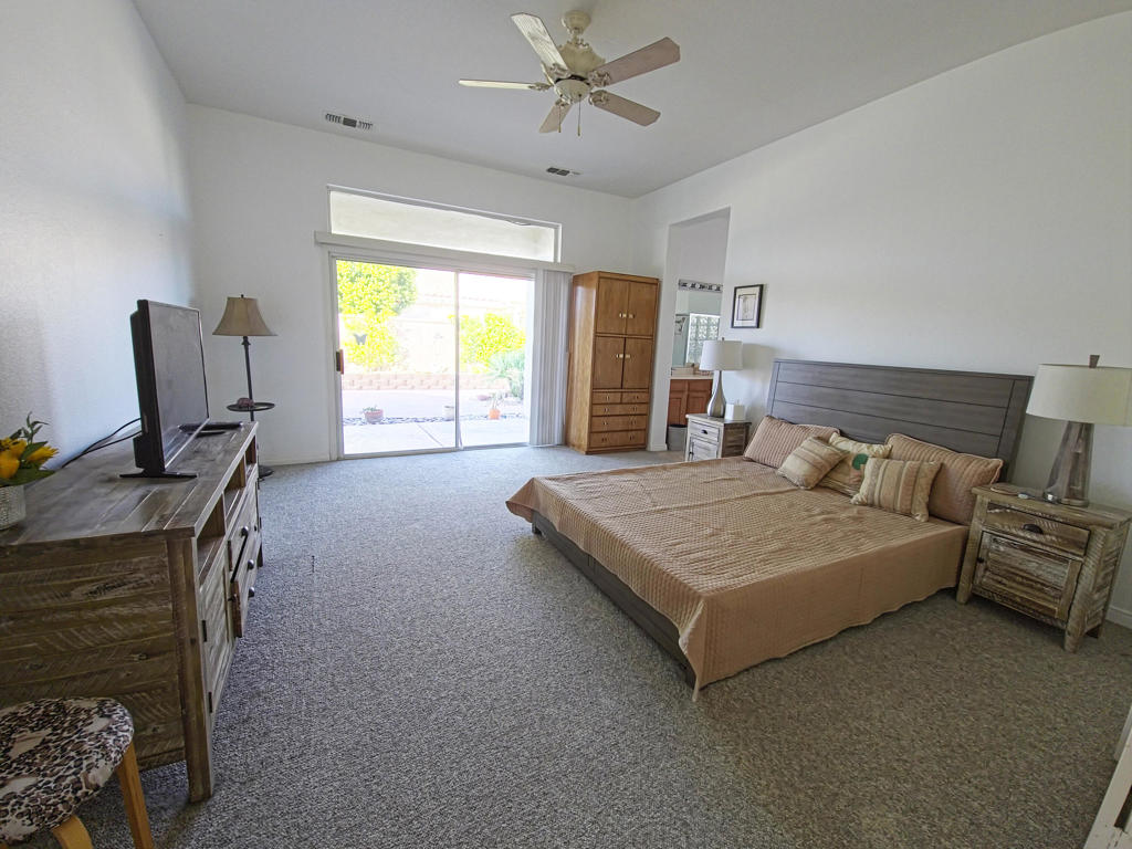 https://media.crmls.org/mediaz/25c44430-979a-4647-aa81-20d43ce359f8.jpg?preset=X-Large