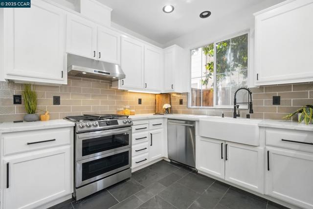 10708 Prince Royal Ct, Oakland CA: https://media.crmls.org/mediaz/25c5e10a-676c-4e05-9dc3-87b93301a5d4.jpg