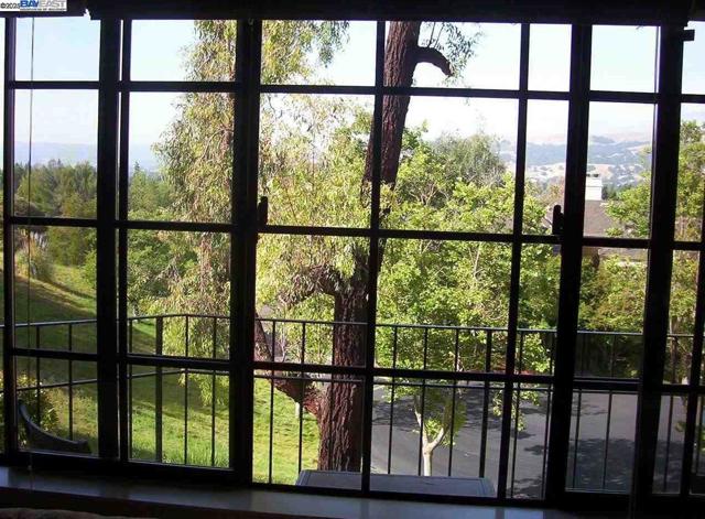 2000 Canyon Woods Dr, San Ramon CA: https://media.crmls.org/mediaz/25c74d74-15ac-4aed-86f2-d9cd1bd2fc50.jpg
