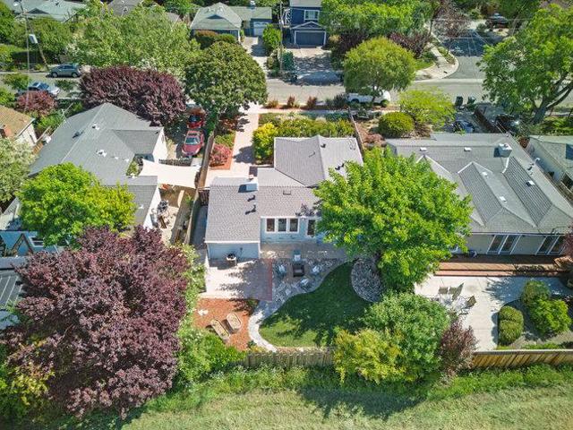 843 15th Avenue, Menlo Park CA: https://media.crmls.org/mediaz/25c8742e-b380-47fc-95a5-2399498117f7.jpg